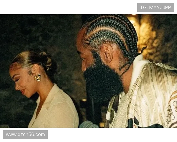 哈登与足球明星亲密合影展现跨界友谊与运动精神的完美结合